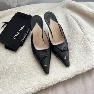 Auth Chanel Vintage Black Pointed CC Logo Mules - Size 37